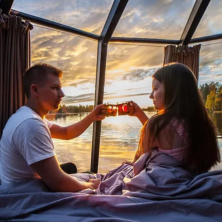 Floating Igloo Hut Hotel en barco Rovaniemi