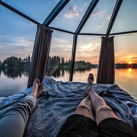 Floating Igloo Hut Hotel en barco