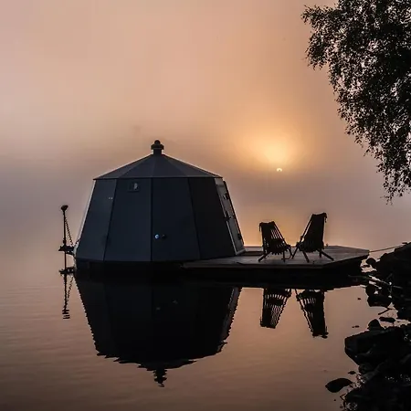 Floating Igloo Hut Hotel en barco